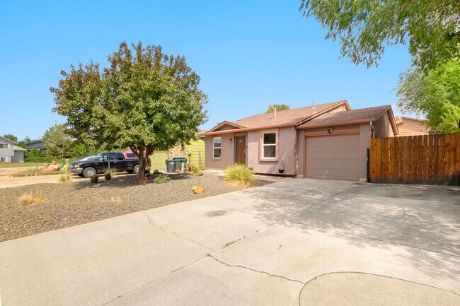 Foto del edificio - 3117 Moonbeam Cir S