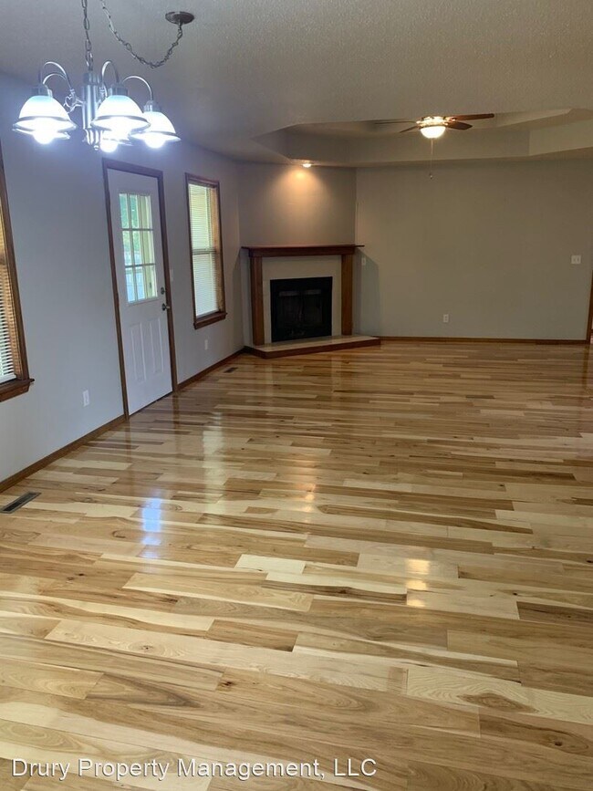 Building Photo - 3 br, 2 bath House - 511 E. Ozark Jubilee