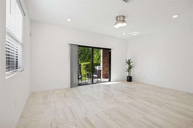 Foto del edificio - 180 SE 5th Ct