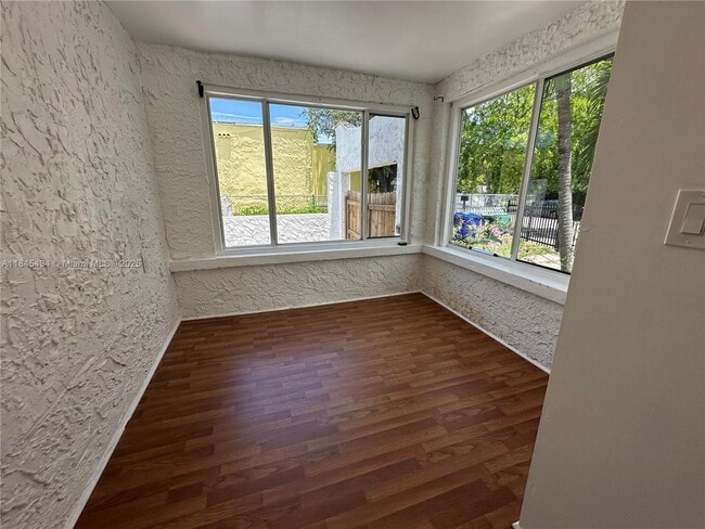Foto del edificio - 267 NW 33rd St