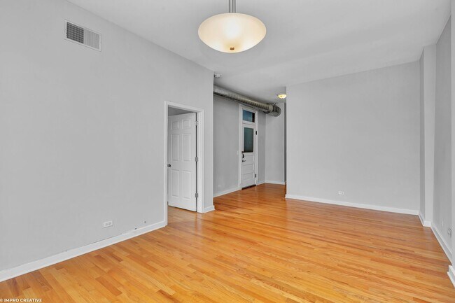 Foto del edificio - Spacious 2 Bed 2 Bath in the Lincoln park area