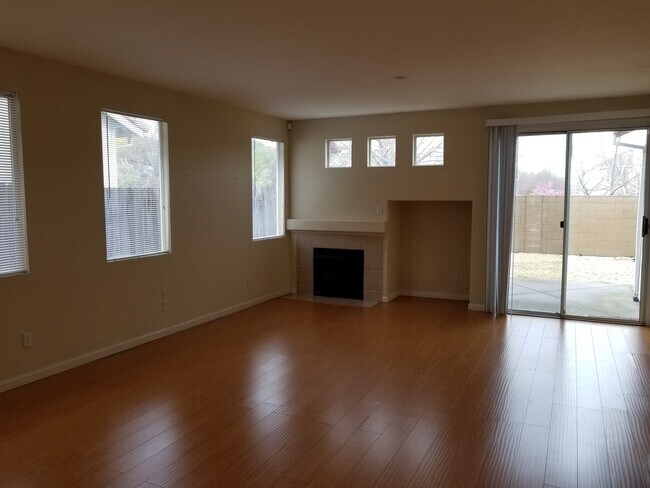 Foto del edificio - VERY CUTE 3BD/2BTH SINGLE FAMILY IN NORTH LINCOLN