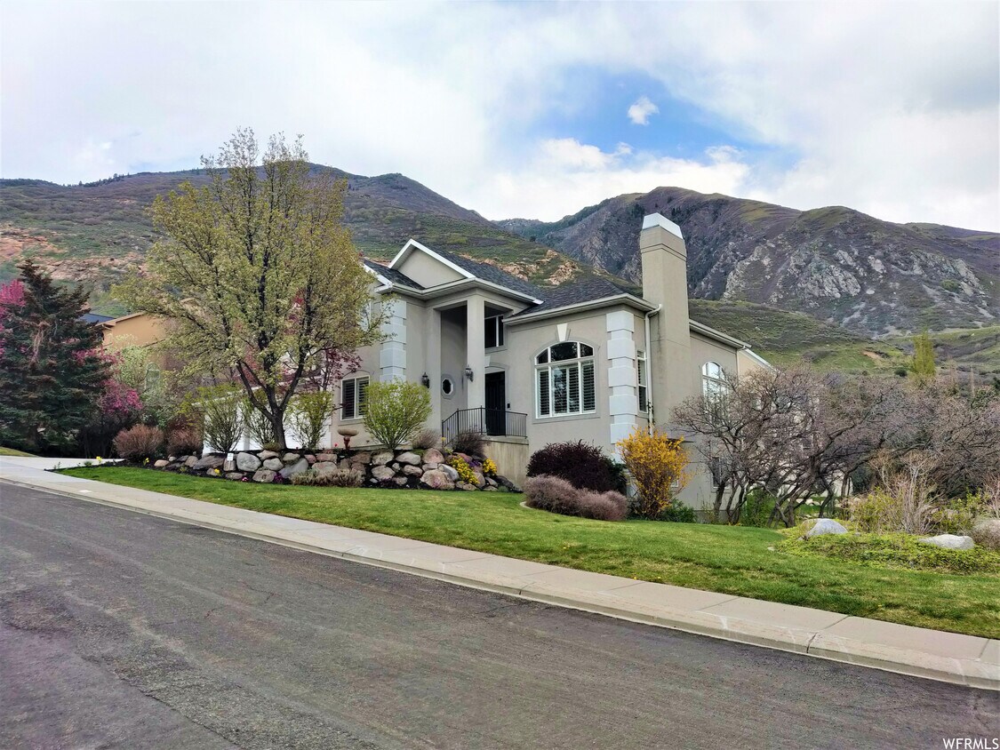 Primary Photo - 2148 E Montane Dr