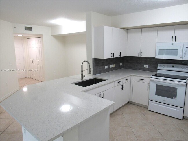 Foto del edificio - 811 Villa Cir