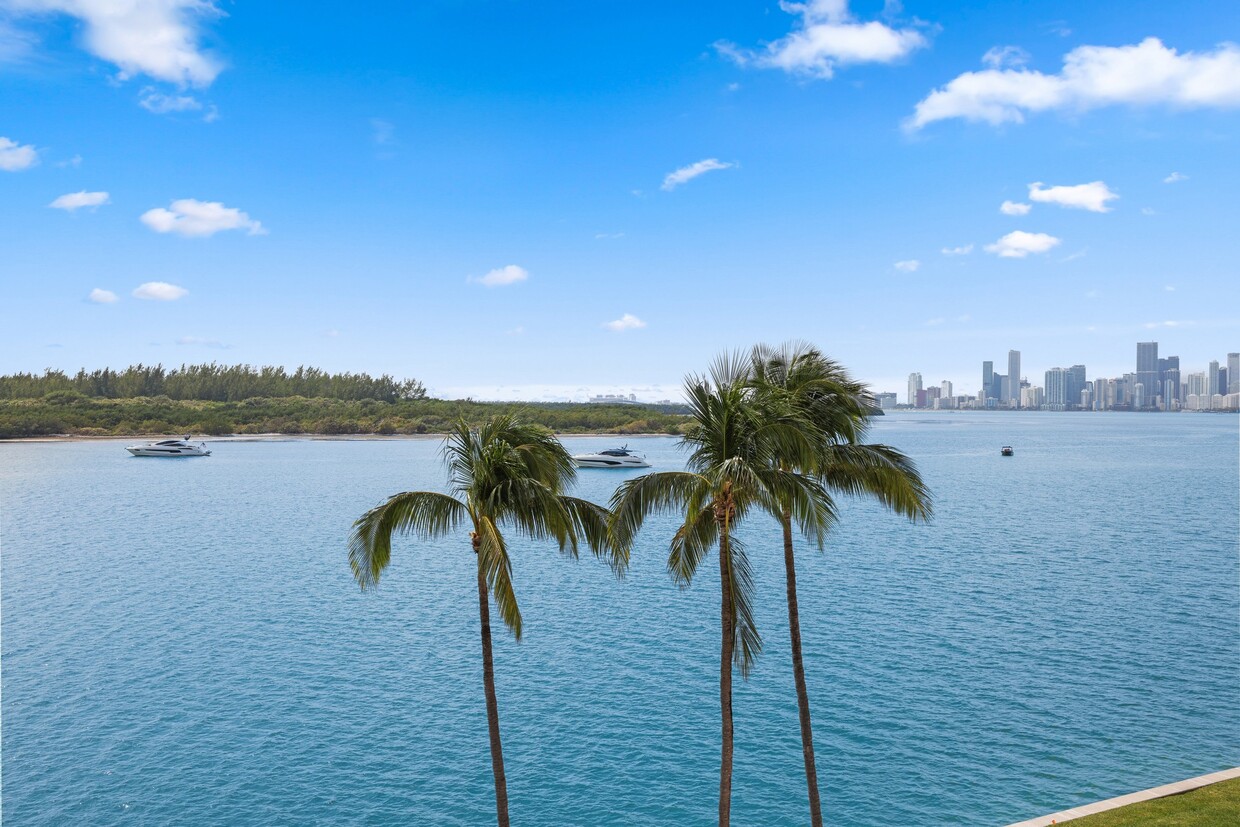 Foto principal - 2442 Fisher Island Dr