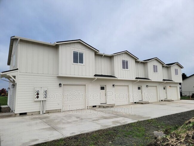 Building Photo - 195 SE 28th Ave