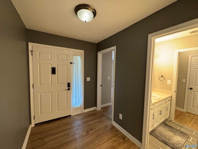 Building Photo - 2080 Woodlawn Dr SW