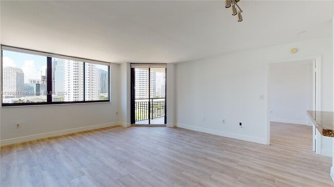 Building Photo - 540 Brickell Key Dr