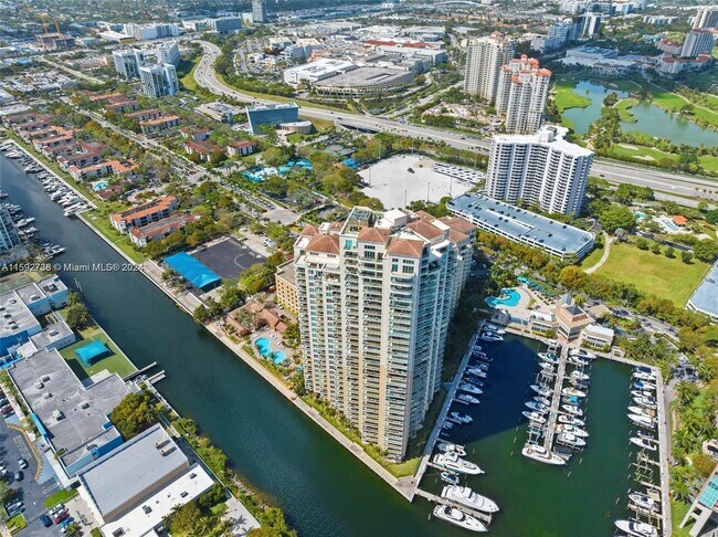 Foto del edificio - 3330 NE 190th St