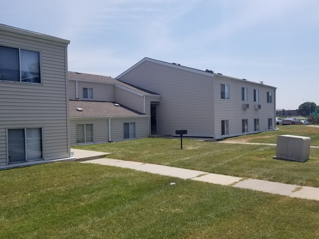 Building Photo - River Hills Apartments #2