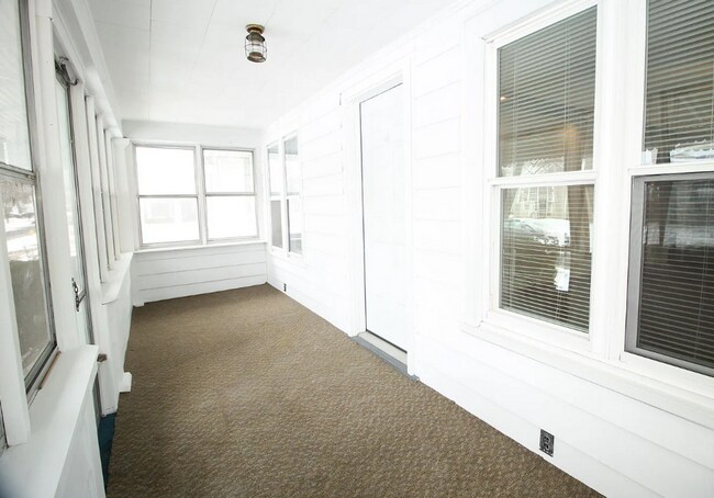 Foto del edificio - Spacious updated 4 bed 2 bath home in the heart of Rock Island!