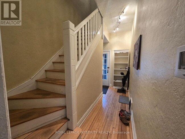 Building Photo - 297 Crichton St