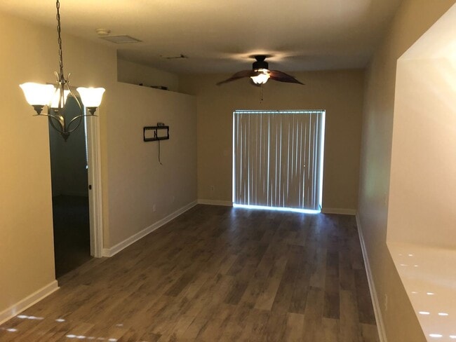 Building Photo - Grab this Spacious 4 Bedroom 2.5 Bath Townhouse