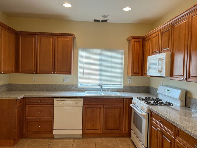 Building Photo - Park River Oak Circle Condo -Available Now...