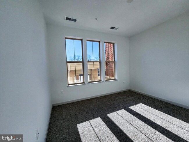 Building Photo - 10755 Fairgrounds Dr