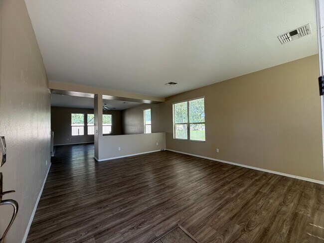 Foto del edificio - Beautiful Surprise Home with large loft and extra living room space
