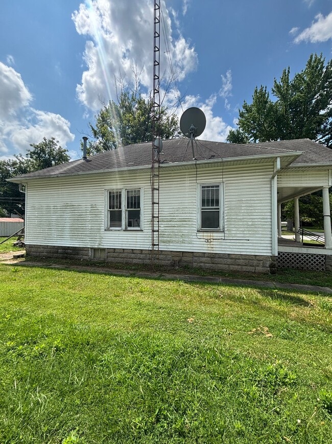 Building Photo - 435 S Cedar St