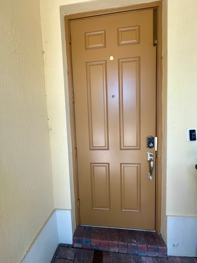 puerta principal - 3161 NW 33rd St