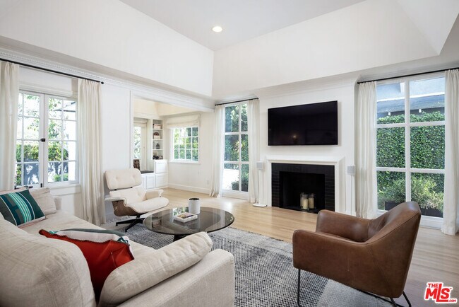 Building Photo - 335 Huntley Dr