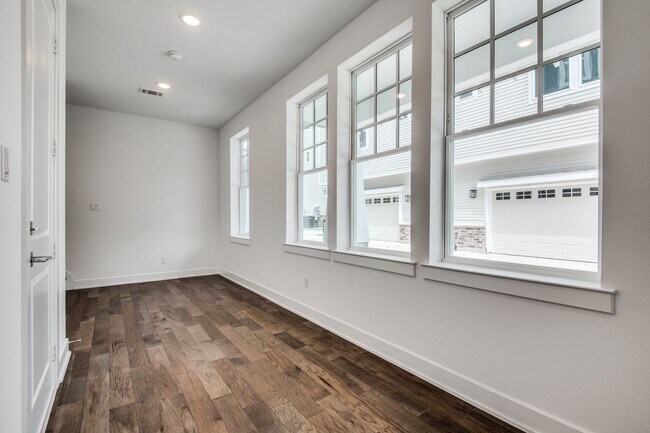Foto del edificio - Welcome to a beautiful Craftsman-style Tow...