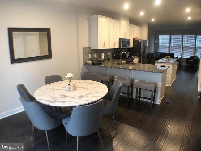 Foto del edificio - 6212 Editors Park Dr