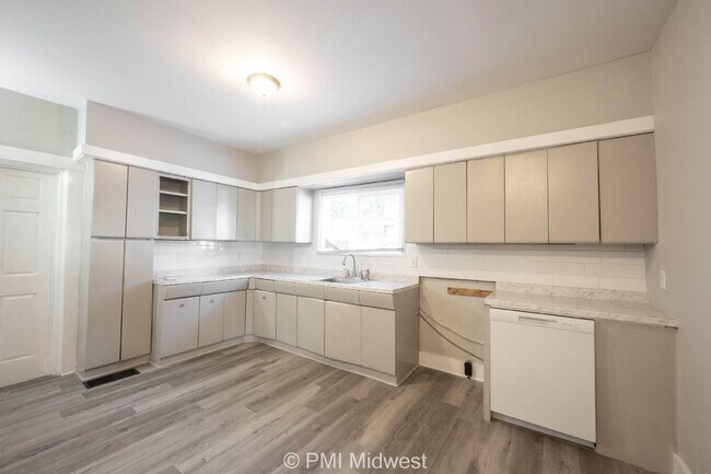 Foto del edificio - "Spacious 4-Bedroom Haven in Indianapolis ...