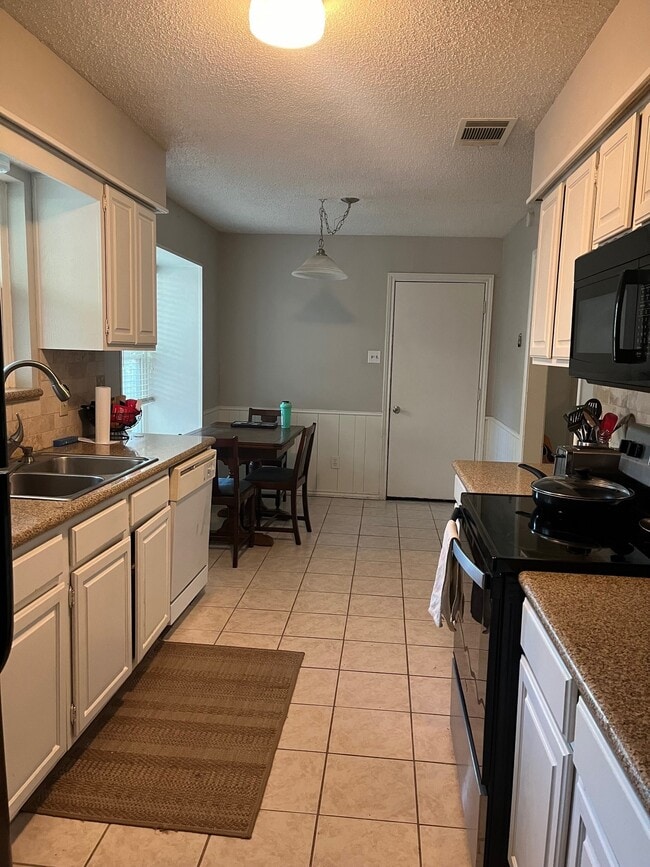 Kitchen - 2100 Camellia St