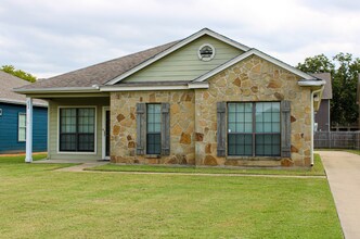 Building Photo - 208 Garden Dr