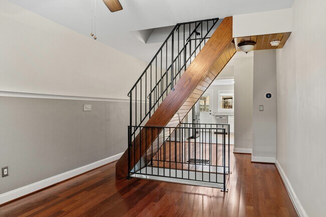 Building Photo - 1524 E Clement St