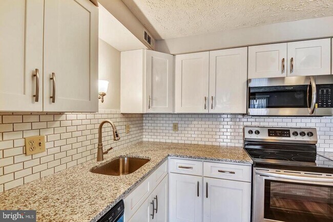 Building Photo - 3501 Wedgewood Ct