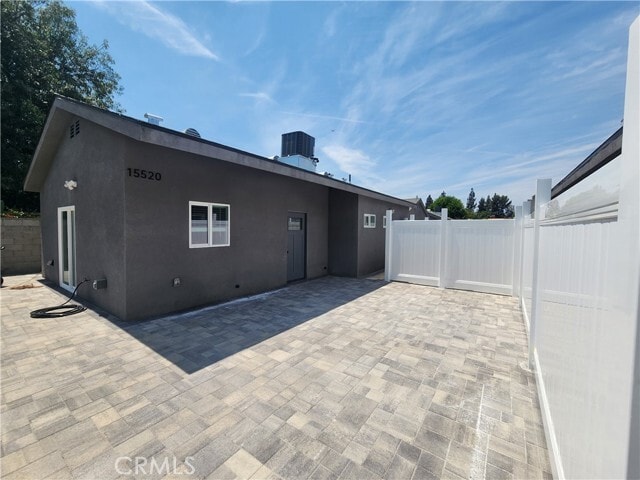 Foto del edificio - 15520 Tupper St