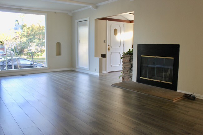 Amplia sala de estar con chimenea de leña. - 3549 Schaefer St