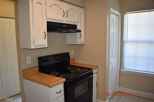 Building Photo - 102 Commander Ct