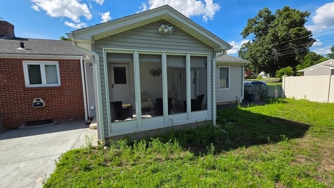 Building Photo - 309 Island Pond Rd