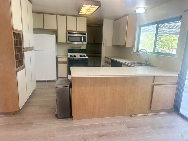 Building Photo - 43548 Virginia Ave