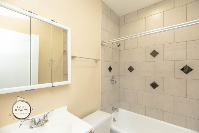 Foto del edificio - Apartments for Rent on Oak Park in Berwyn!