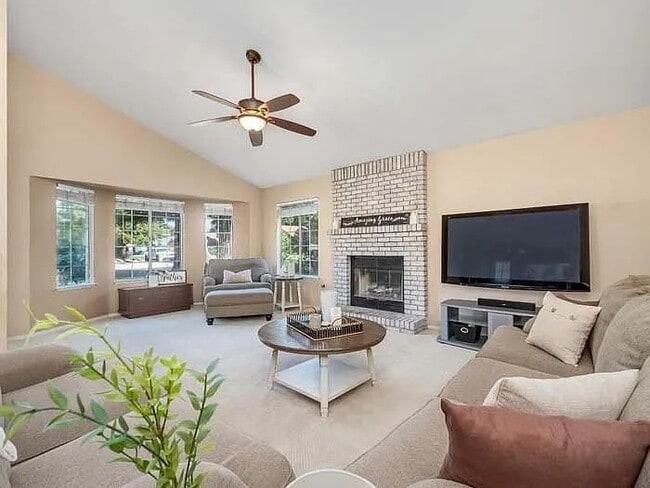 Building Photo - 178 N Magnolia Ave