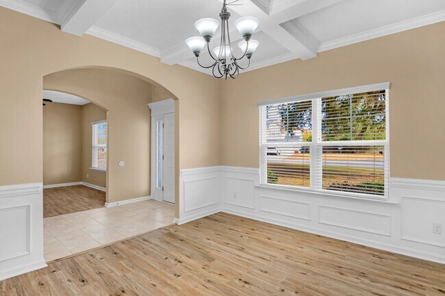 Foto del edificio - 5 Bedroom, 4 Bath Home Located Minutes Fro...