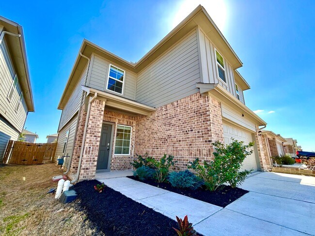Foto del edificio - Beautiful 4BR/2.5BA Home | Covered Deck | Walk-In Closet | Washer & Dryer Included
