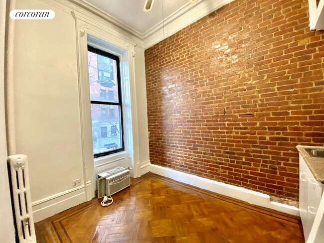 Building Photo - 103 W 70th St