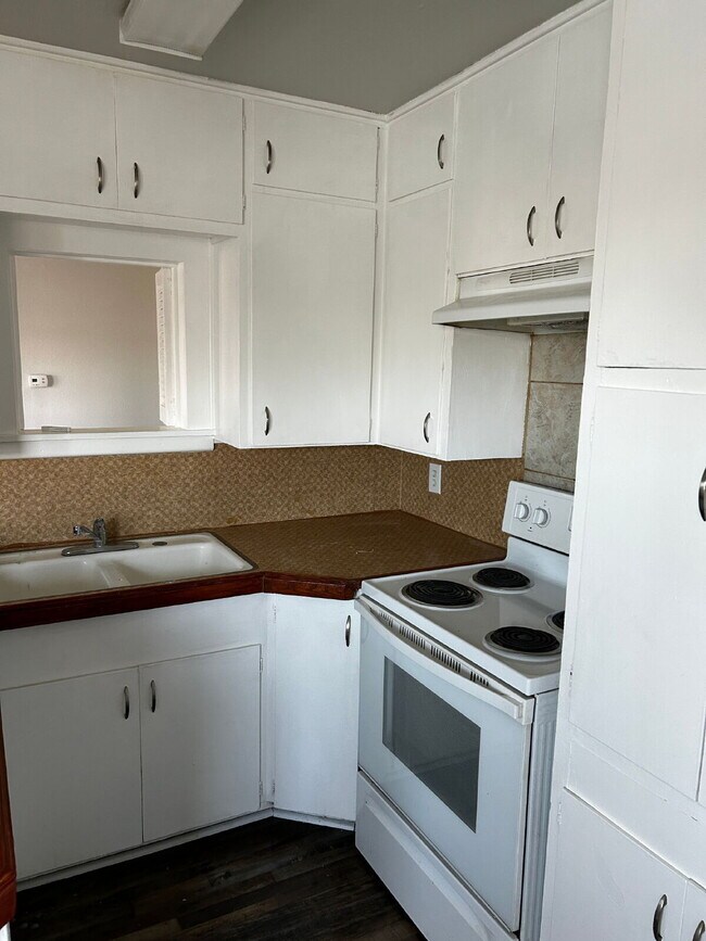 Building Photo - Cute, nicely remodeled 2 Bedroom 1 Bathroom