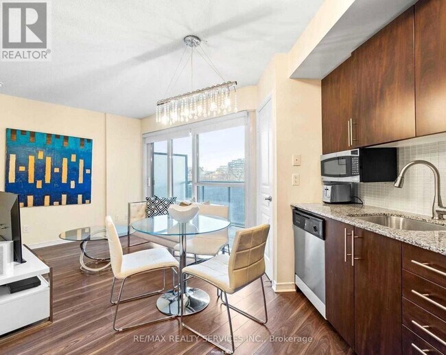 Photo du bâtiment - 352 Front St W