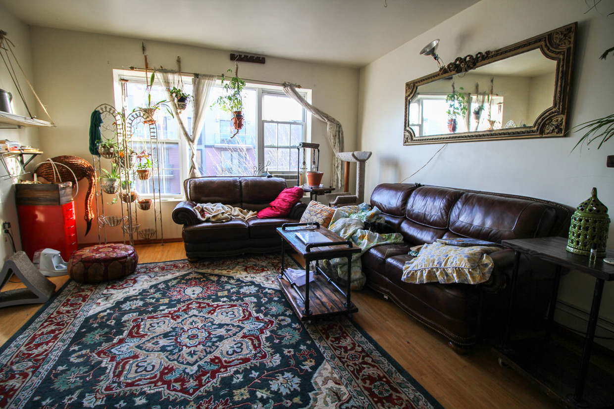 Primary Photo - 221 Montrose Ave