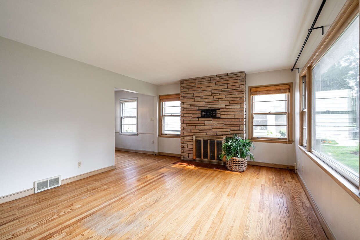 Primary Photo - "Unveil Your 3-Bedroom Oasis: Luxury Livin...