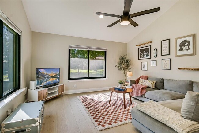 Foto del edificio - 5033 Fort Clark Dr