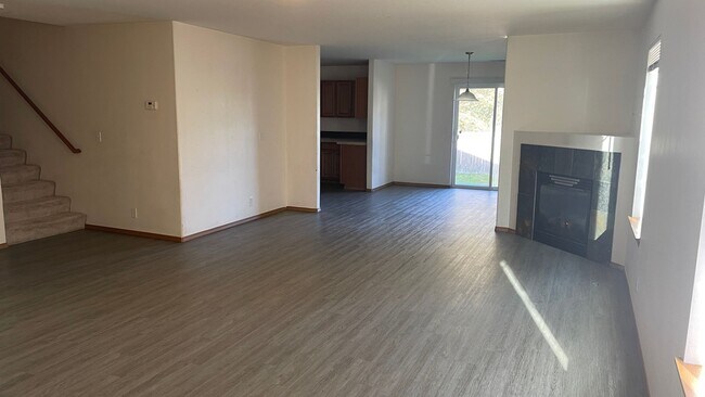 Foto del edificio - Kent home for rent - 4 bedroom, den and 2....