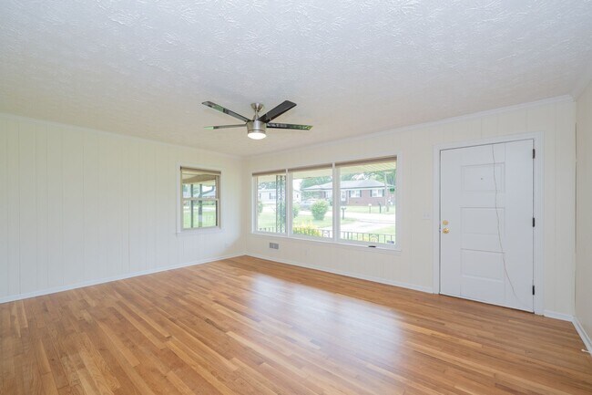 Building Photo - # Charming Greenville Home with Excellent ...