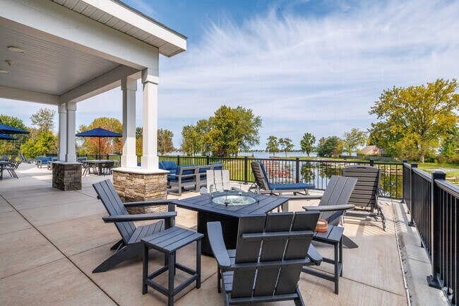 Patio de la casa club - LoSo Lakeside Apartments