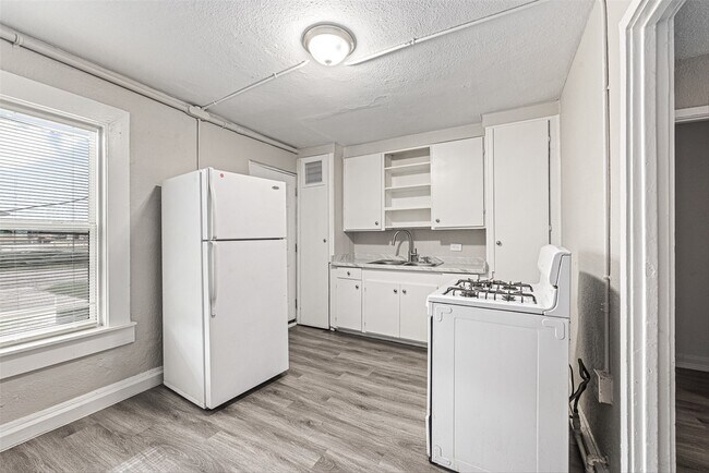 Building Photo - 905 3rd Ave N