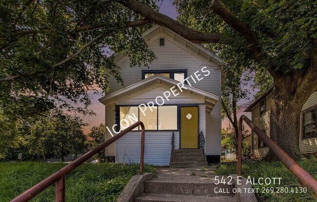 Building Photo - Totally renovated - A MUST SEE!
